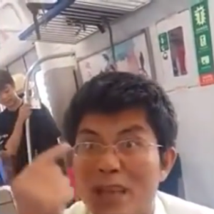 男子在火车上 被脑控攻击，气急败坏 怒骂